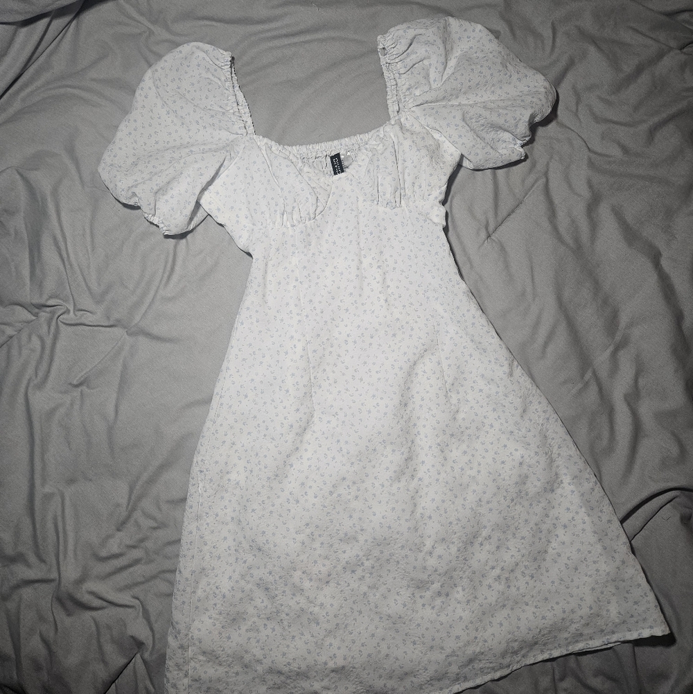 H&M Divided White Puff-Sleeve Mini Dress With Baby Blue Floral Pattern - Picture 2 of 3
